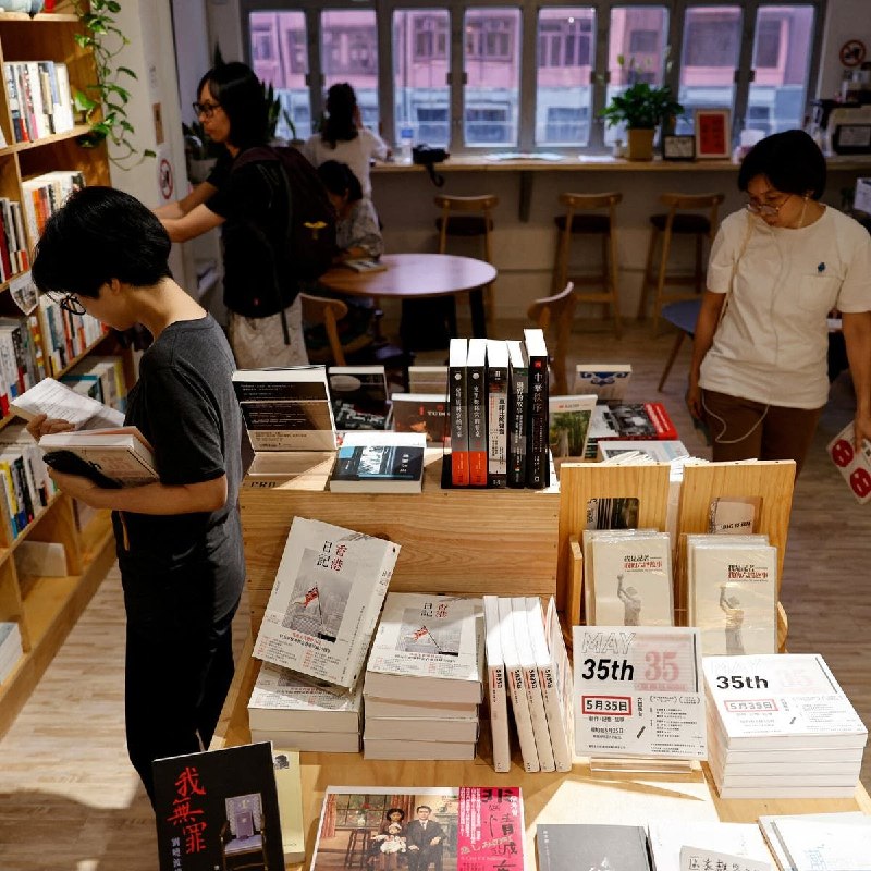 У Гонконзі поліція заарештувала працівників незалежних книгарень за підозрою у заколоті