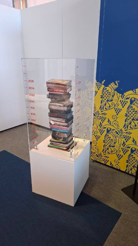 На Франкфуртському книжковому ярмарку представили інсталяцію зі спаленими українськими книжками Born/Burn Alive