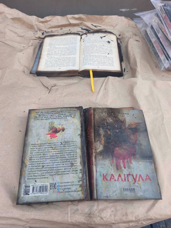 На BestsellerFest у Львові показують обгорілі книжки зі знищеного російським ударом складу «Ранку» в Харкові